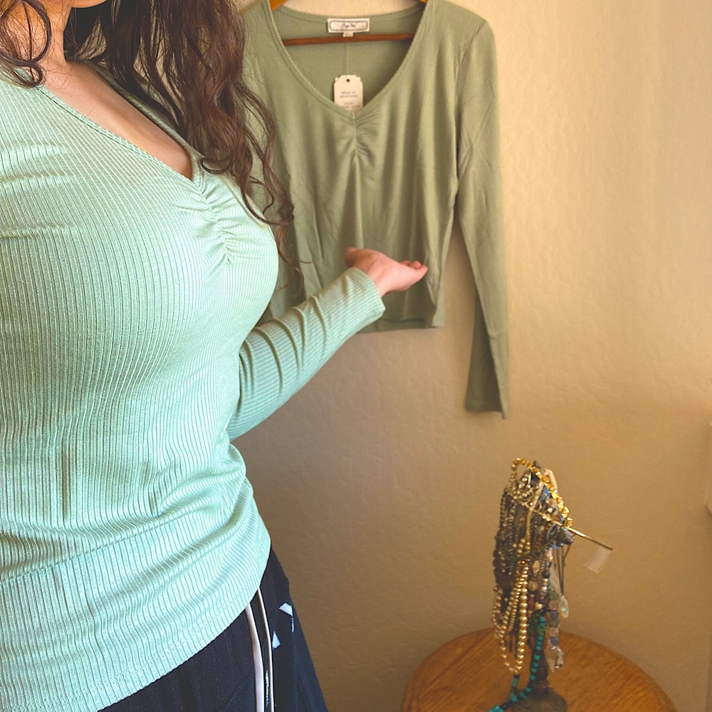 Hippie Rose Ruched-Front Rib-Knit Top - Picture 6 of 9